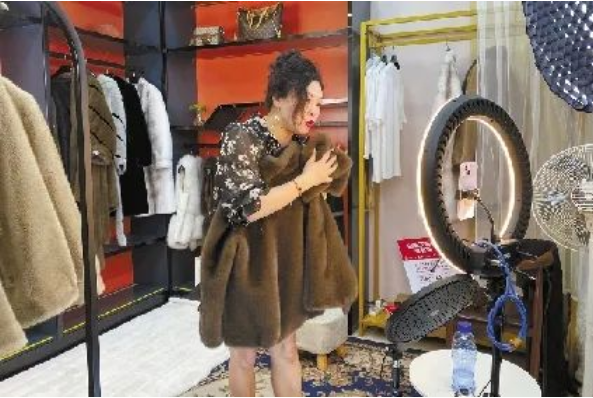 揭秘！這家皮裝企業1天（tiān）成交500單，為啥這麽賺……